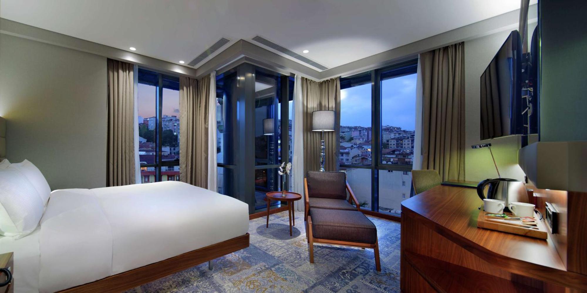 ダブルツリー バイ ヒルトン ホテル イスタンブール ピヤレパーサ エクステリア 写真